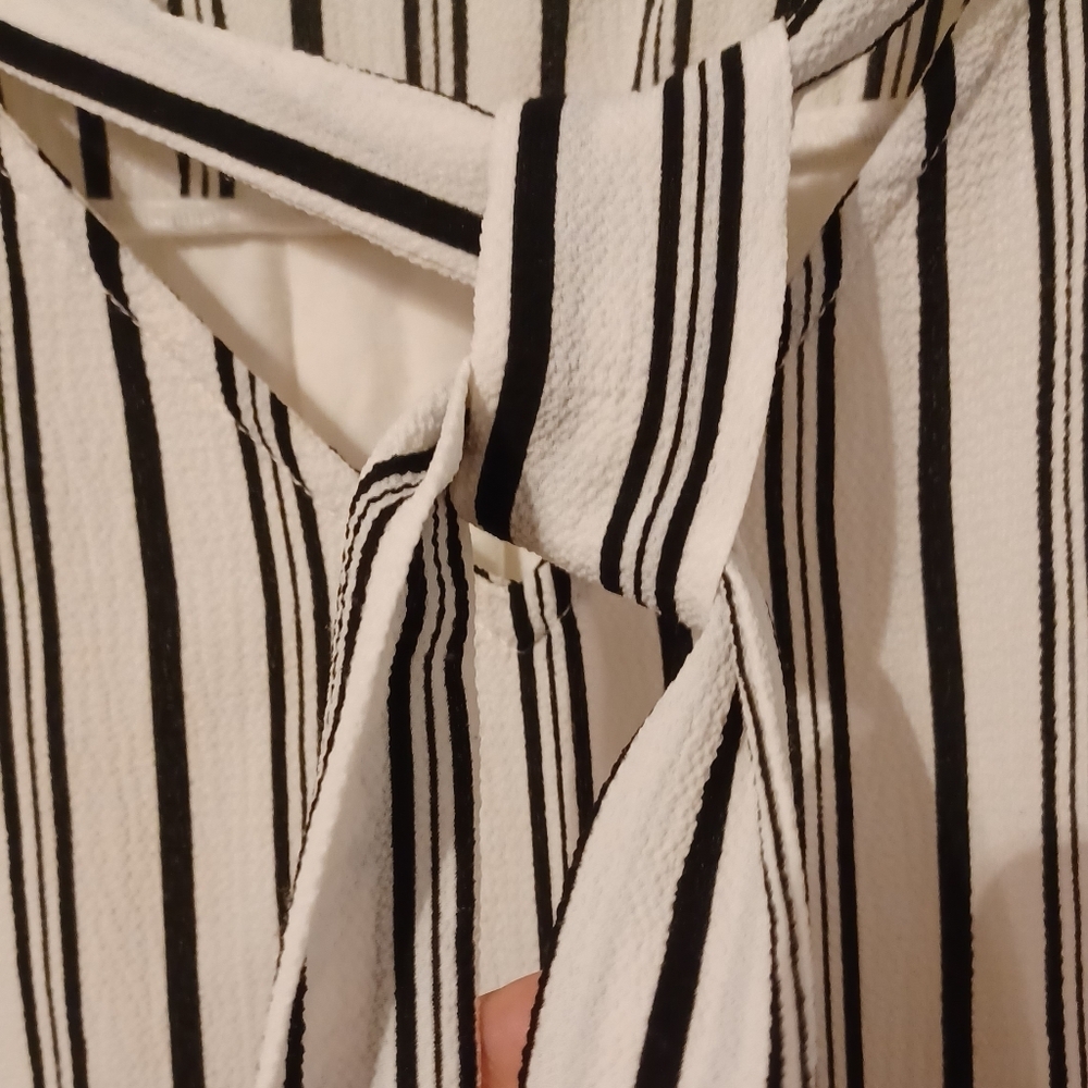 💰 Tempted Hearts Tie Front Blouse - Picture 6 of 9
